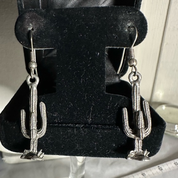Small silvertone saguaro cactus earrings - Picture 2 of 5